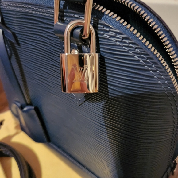 LV alma bb epi indigo - Picture 10 of 11